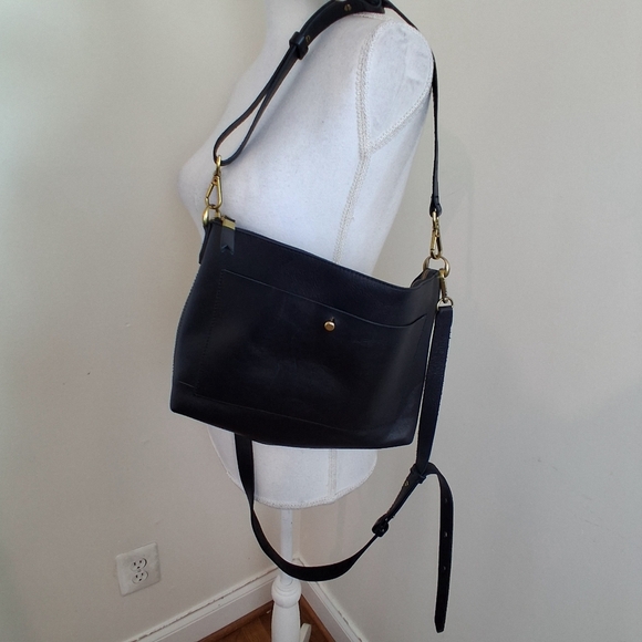 Madewell The Transport Shoulder Crossbody Bag in Black - Picture 5 of 9